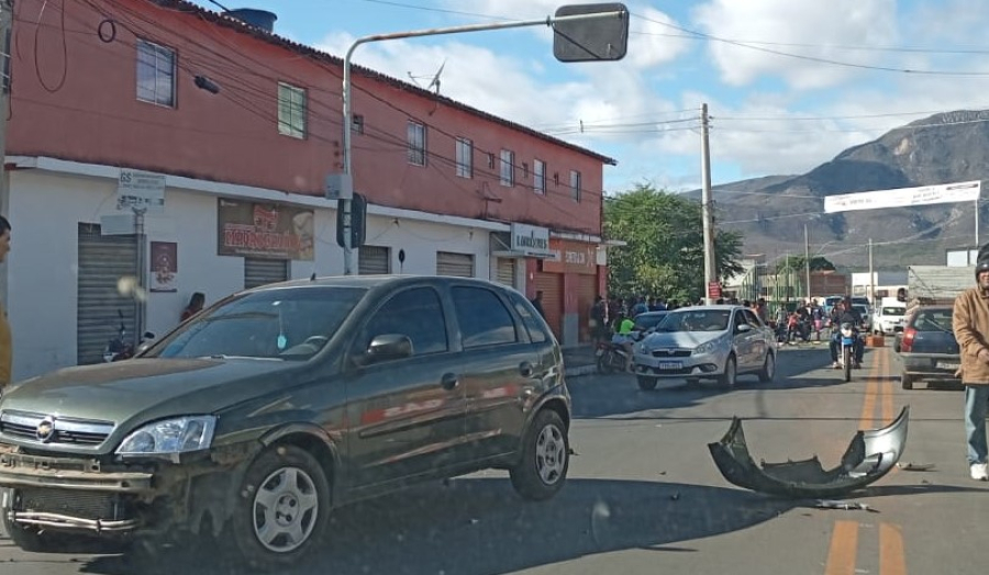 Colisão envolvendo Hilux deixa três feridos próximo à ponte do Rio Taquari, em Livramento.